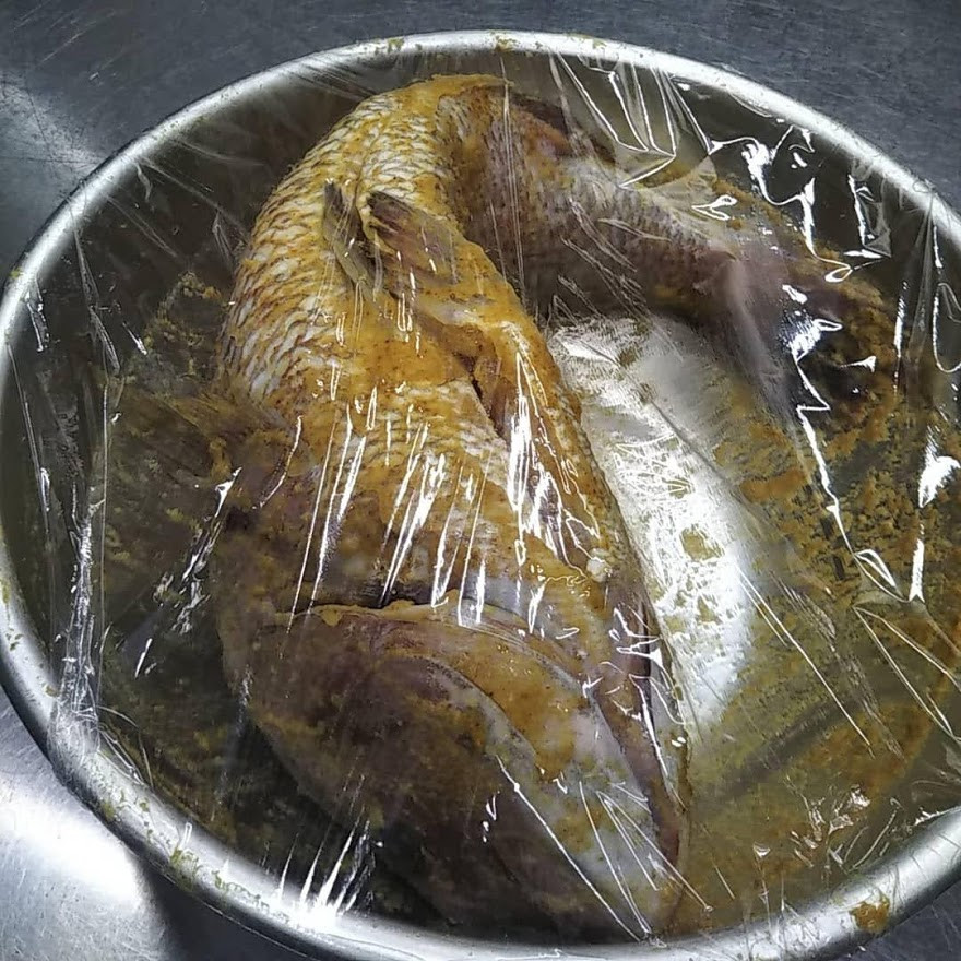 鯛のお料理、ネパール風塩釜焼き、ネパール風魚の揚げ物